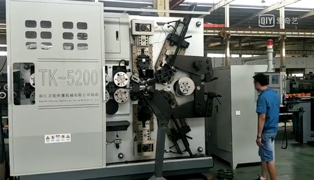 工人(rén)操作彈(dan)簧制造(zào)機流程(chéng)