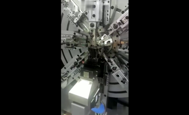 展會(hui)現場演(yan)示制造(zao)拉簧過(guo)程